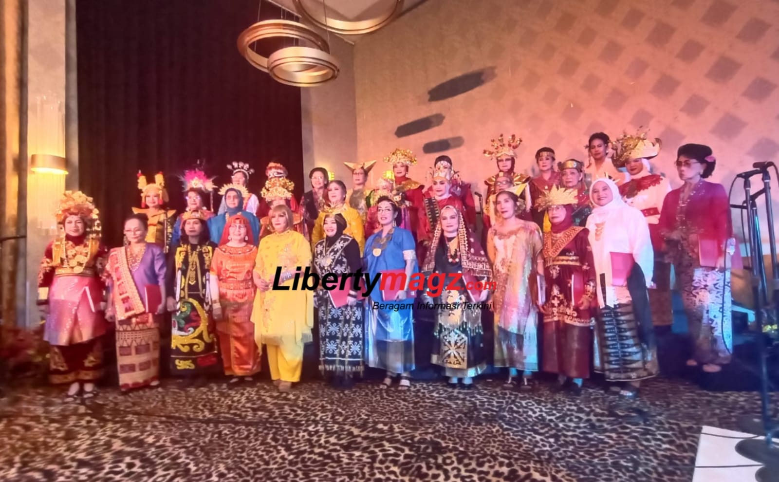 Ussy Pieters bersama paduan suara didikannya.(Foto : Fah)